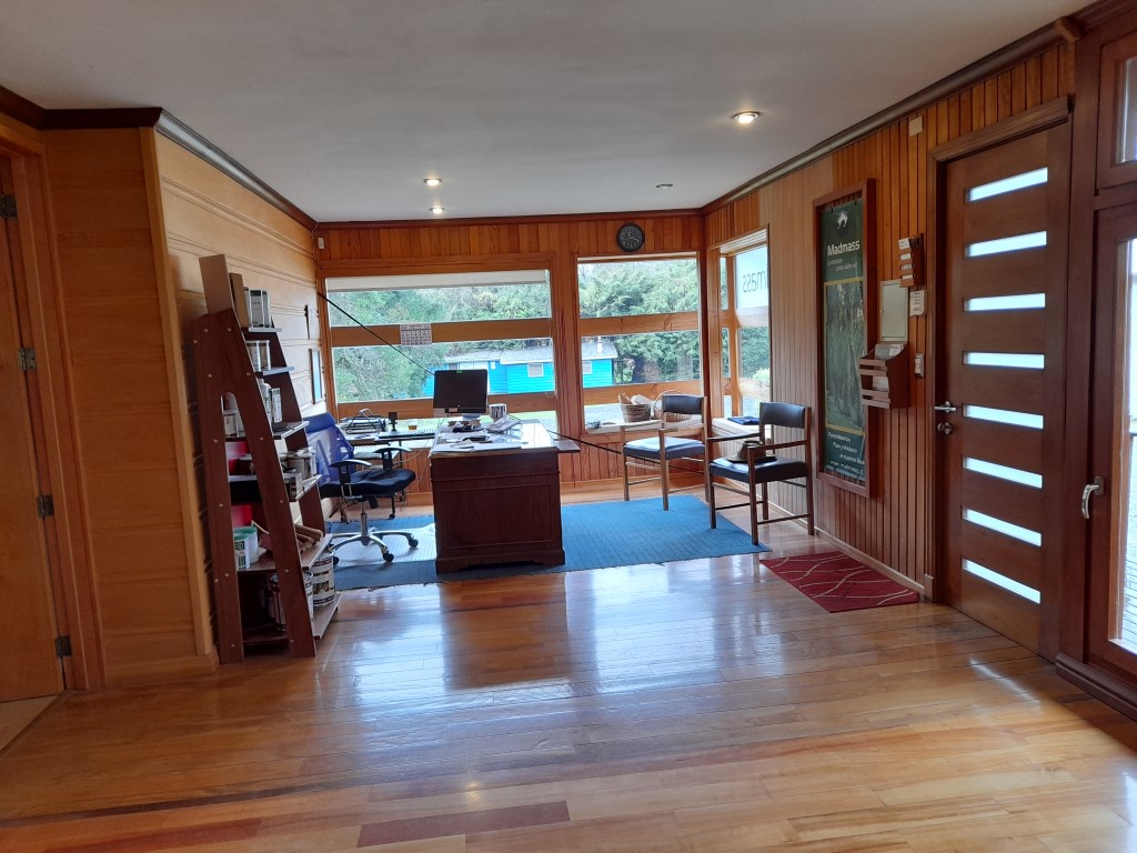 VENTA DE TERRENO CON GALPONES Y OFICINA CON SALA DE VENTAS