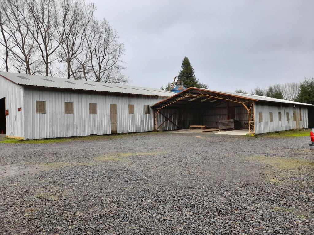 VENTA DE TERRENO CON GALPONES Y OFICINA CON SALA DE VENTAS